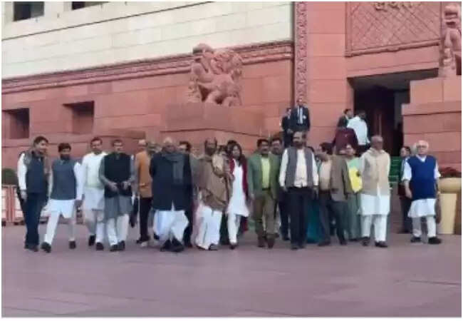 राज्यसभा में पीएम मोदी की स्पीच के दौरान विपक्ष का वॉकआउट