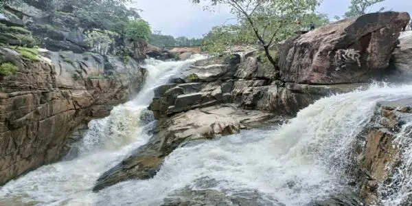 प्राकृतिक सौंदर्य और लोककथाओं का संगम है जशपुर का रानीदाह जलप्रपात, सैलानियों को कर रहा आकर्षित