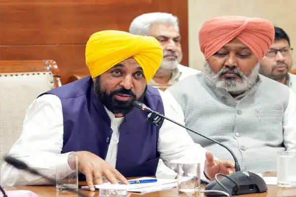 पंजाब की राजनीति में भूचाल: भगवंत मान ने बागी सांसदों को बताया गद्दार