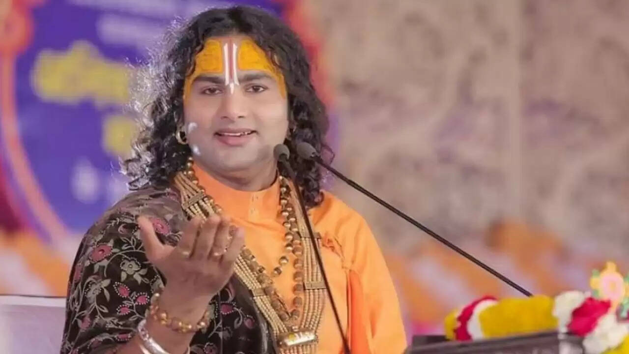 अनिरुद्धाचार्य ने अविवाहित महिलाओं पर विवादास्पद टिप्पणी के लिए मांगी माफी