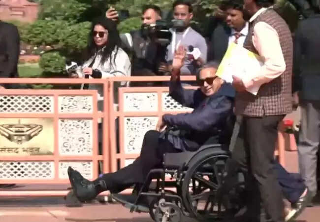शशि थरूर की चोट: संसद में हंगामे के बीच व्हीलचेयर पर पहुंचे