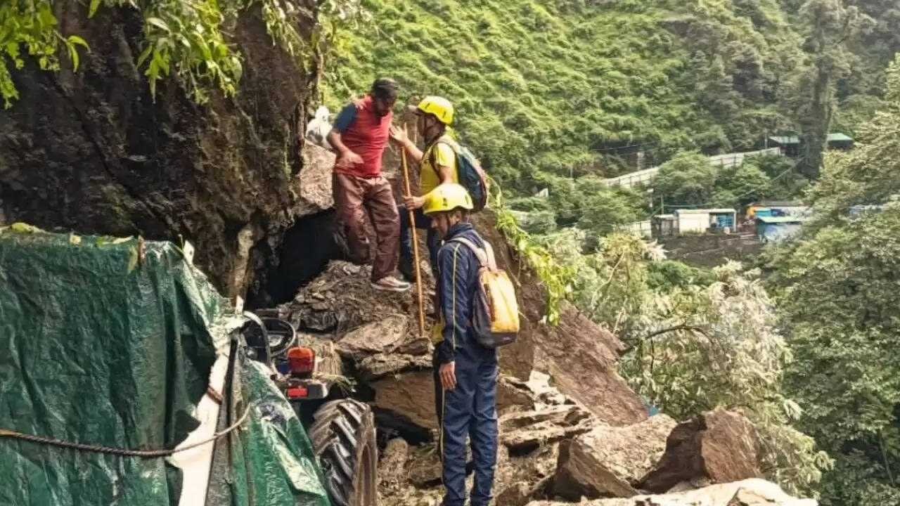 केदारनाथ यात्रा में भूस्खलन से आई बाधा: SDRF ने बचाई 100 श्रद्धालुओं की जान