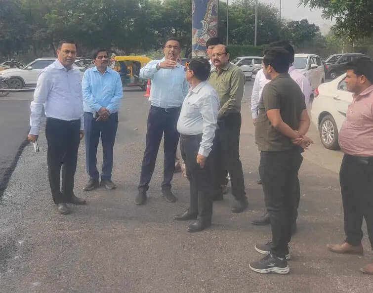 नोएडा में सफाई और अनुरक्षण व्यवस्था का निरीक्षण