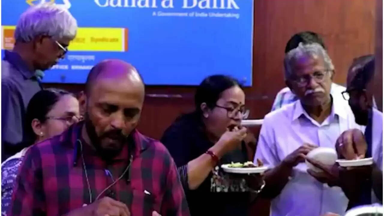 केनरा बैंक में बीफ बैन के खिलाफ अनोखा विरोध प्रदर्शन