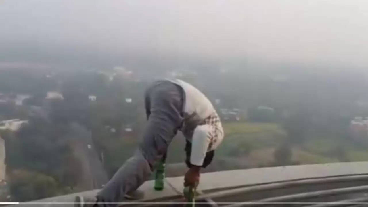 हिसार में युवक ने 282 फीट ऊंचे टावर पर किया खतरनाक स्टंट