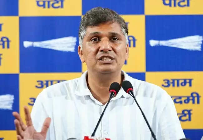 दिल्ली में सौरभ भारद्वाज के ठिकानों पर ईडी की छापेमारी: राजनीतिक विवाद बढ़ा