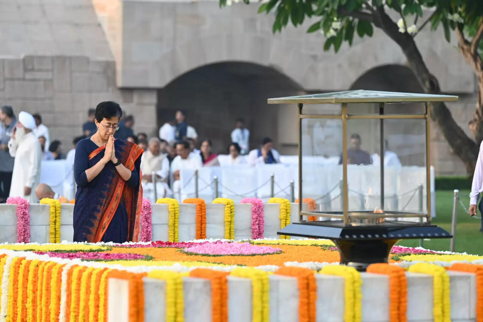 महात्मा गांधी की समाधि राजघाट पर पुष्पांजलि अर्पित करते हुए दिल्ली की मुख्यमंत्री आतिशी