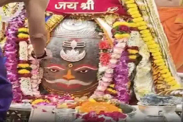 भस्म आरती के दौरान बाबा महाकाल के अद्भुत दर्शन से भक्तों में उमंग