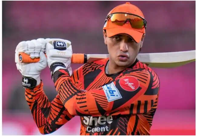 फैन ने अभिषेक शर्मा का हाथ खींचा, वीडियो हुआ वायरल