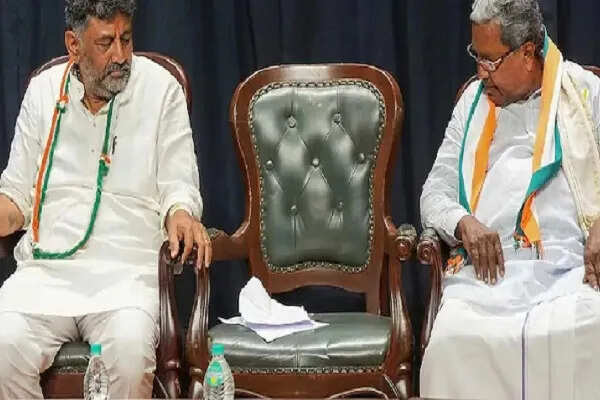 कर्नाटक में कांग्रेस की सियासी हलचल: सिद्दरमैया के करीबी विधायकों की डिनर मीटिंग