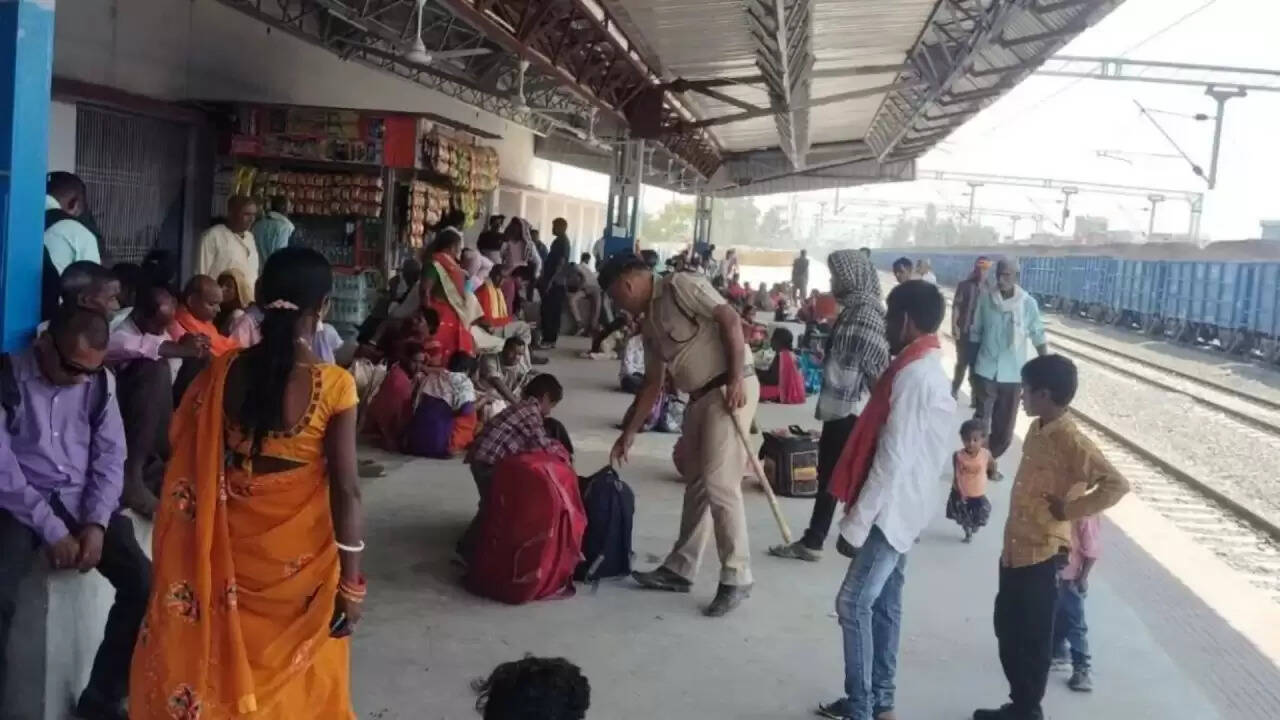 बर्द्धमान रेलवे स्टेशन पर भगदड़ की अफवाहें खारिज, तीन यात्री घायल