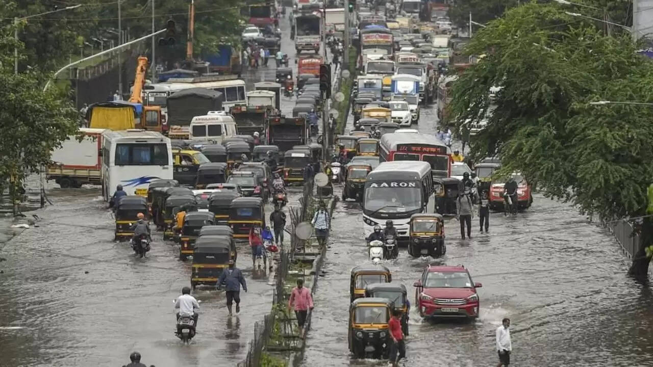 भारत में मानसून की बारिश से मौसम में बदलाव, कई राज्यों में अलर्ट जारी