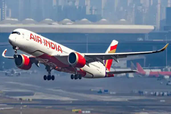 एयर इंडिया ने तीन वर्षों में 1,000 से अधिक कर्मचारियों को निकाला, CEO ने दी जानकारी