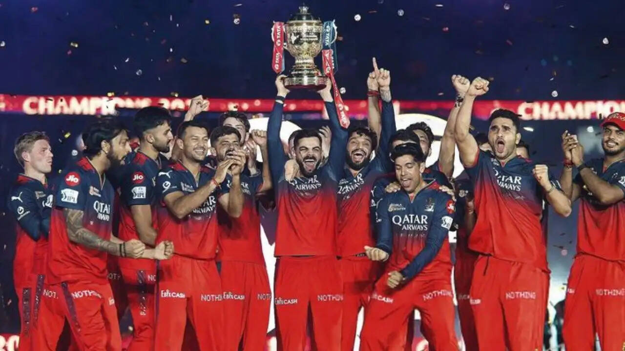 आईपीएल 2026: आरसीबी के सामने चुनौतियाँ और महत्वपूर्ण निर्णय