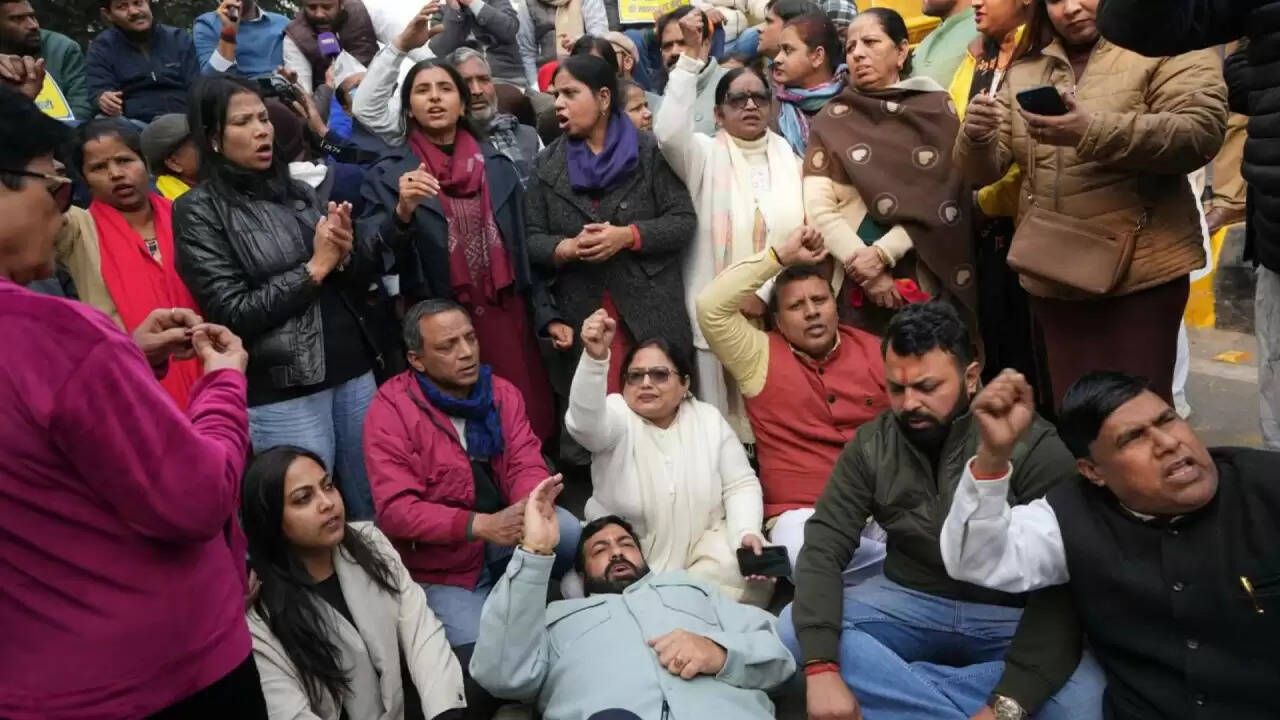 दिल्ली विधानसभा में आम आदमी पार्टी का जोरदार विरोध: कपिल मिश्रा पर गुरु साहिब का अपमान करने का आरोप