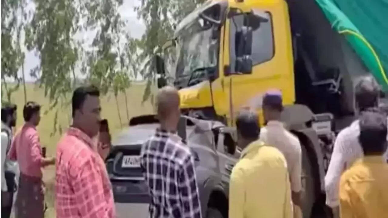 आंध्र प्रदेश में दर्दनाक सड़क हादसा: एक परिवार के सात सदस्यों की जान गई