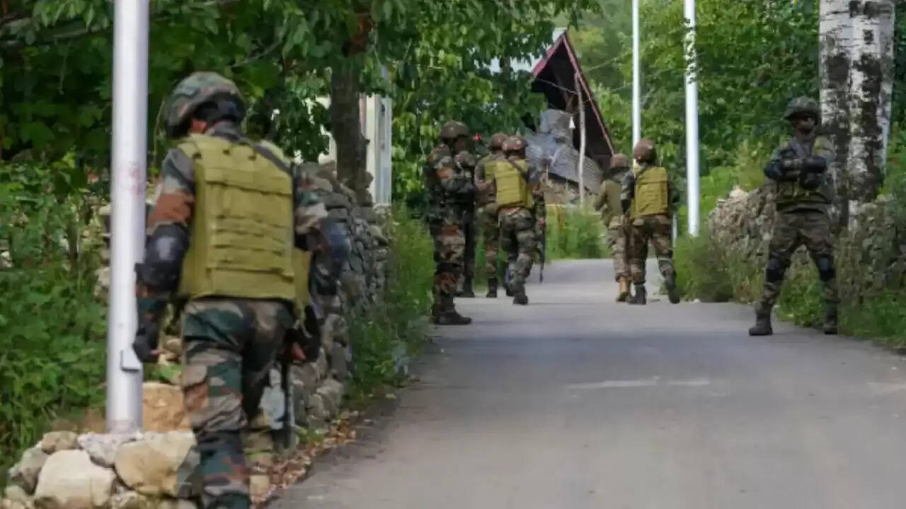 कुलगाम में आतंकवाद-रोधी अभियान: तीन आतंकवादी ढेर, चार जवान घायल
