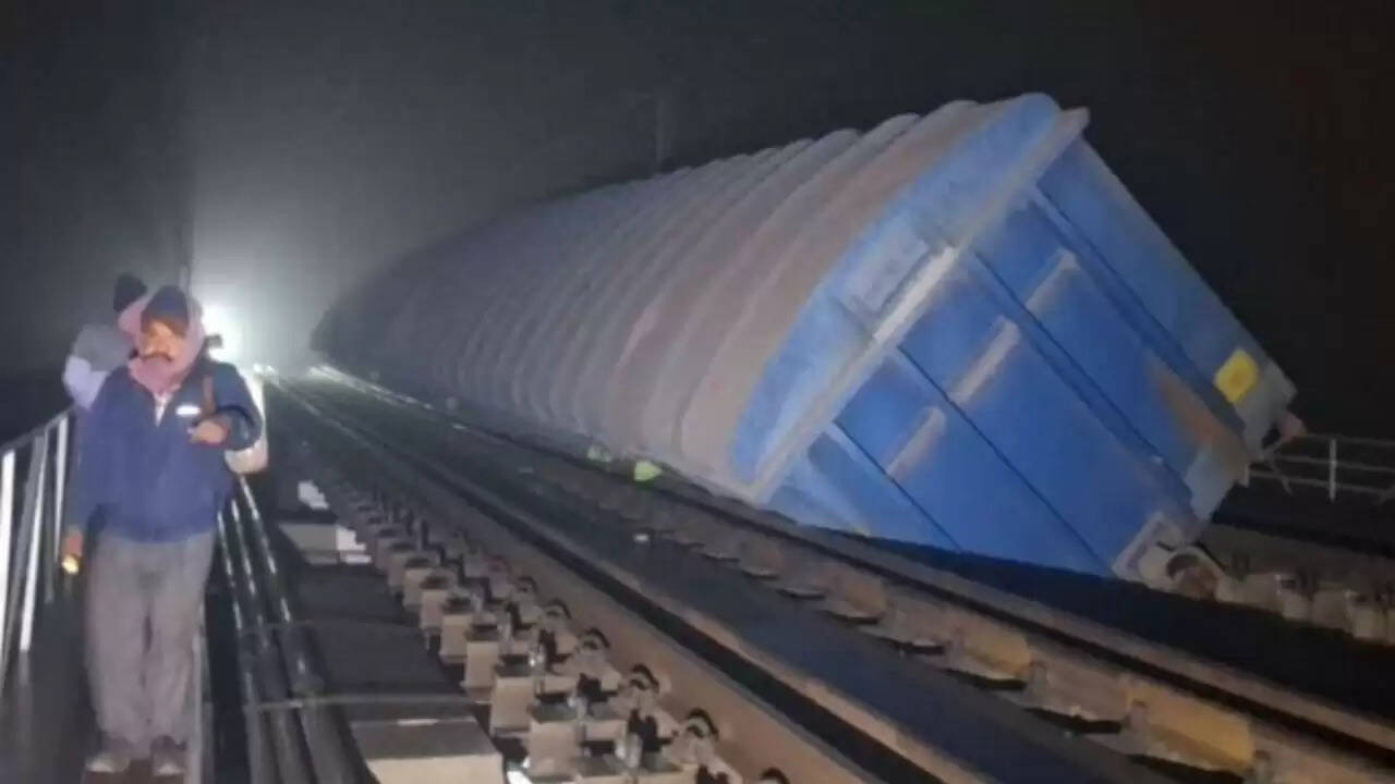 बिहार में बड़ा रेल हादसा: कई ट्रेनों की सेवाएं प्रभावित