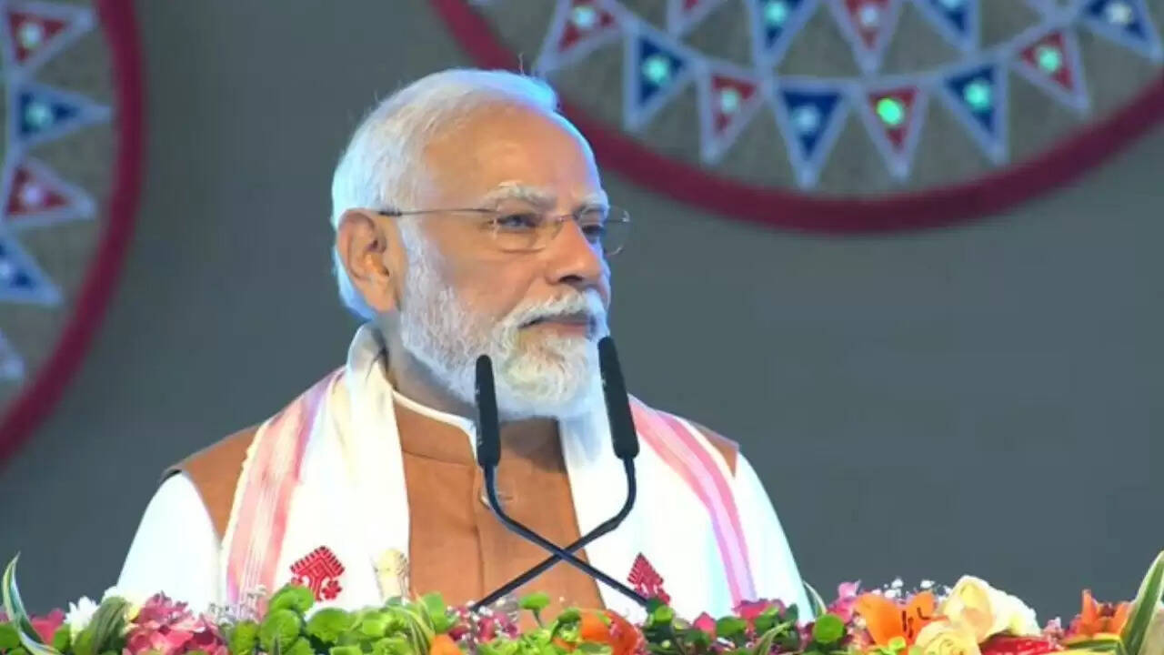 गुवाहाटी में पीएम मोदी का कांग्रेस पर हमला: असम के विकास का किया जिक्र