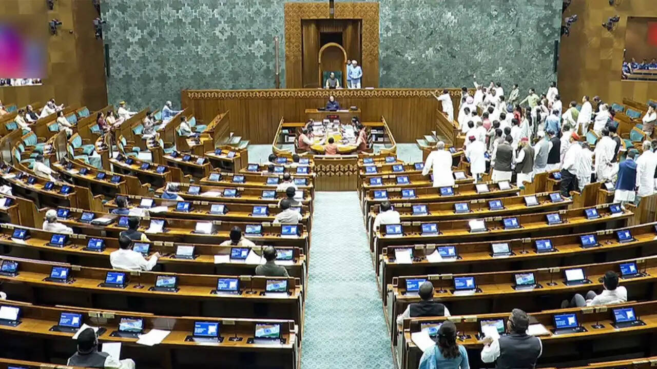 सरकार ने संसद में पेश किए तीन महत्वपूर्ण बिल, चुनावी व्यवस्था में बदलाव की तैयारी