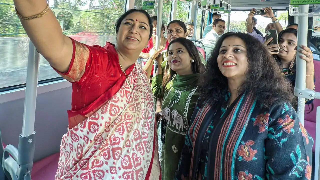 दिल्ली में ट्रांसजेंडर समुदाय के लिए मुफ्त बस यात्रा की सुविधा