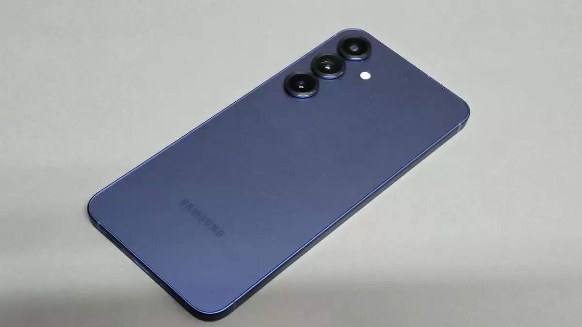 2025 के लिए बेहतरीन कॉम्पैक्ट स्मार्टफोन: Apple, Samsung और OnePlus के विकल्प