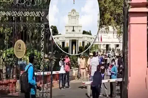 दिल्ली विधानसभा में सुरक्षा चूक: अज्ञात कार ने गेट तोड़ा