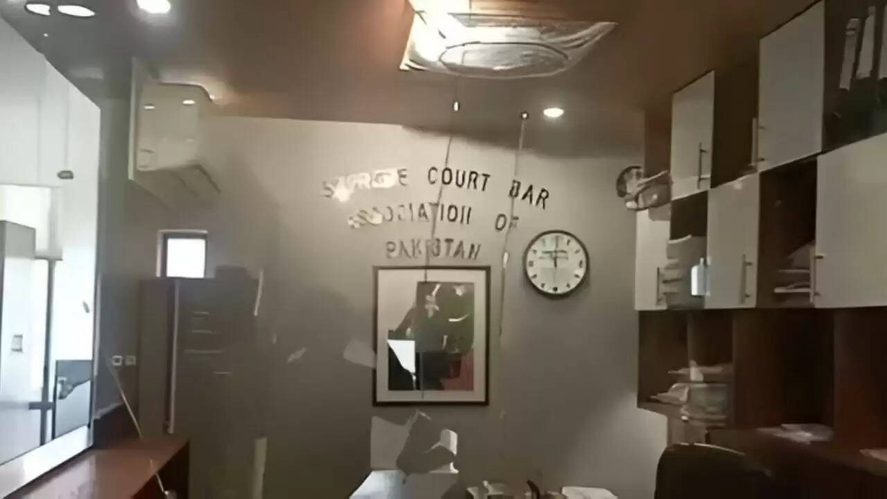 पाकिस्तान सुप्रीम कोर्ट में विस्फोट, 12 लोग घायल