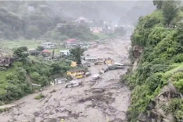 हिमाचल प्रदेश में मॉनसून का कहर: बादल फटने से भारी नुकसान