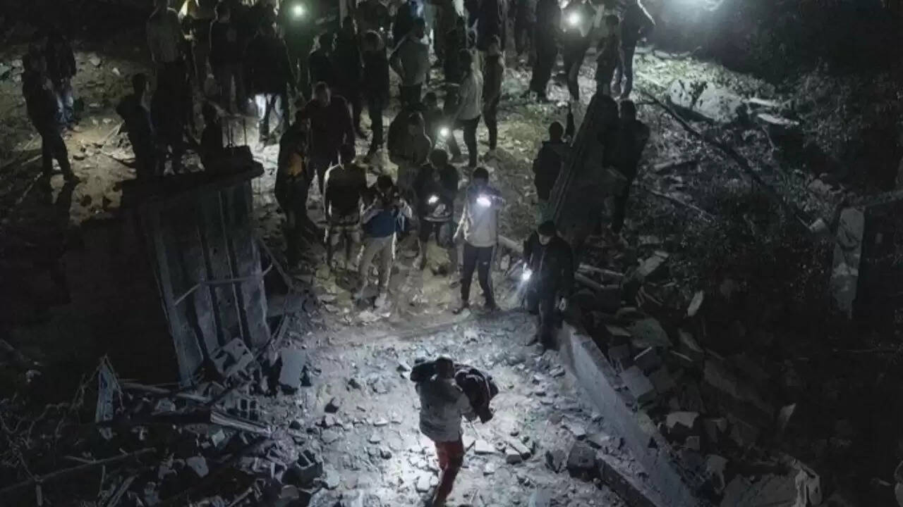 गाजा में इजरायली हवाई हमलों से बढ़ी हिंसा, 32 फ़िलिस्तीनी मारे गए