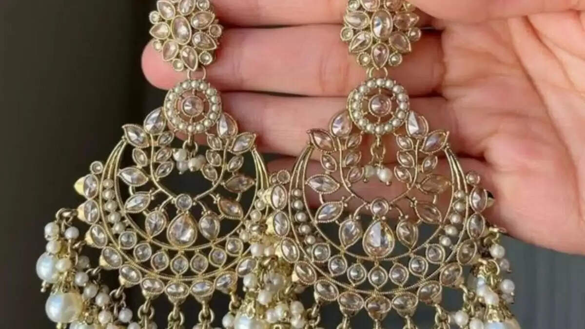 हरियाली तीज 2025: ट्रेंडिंग झुमकों के साथ सजें