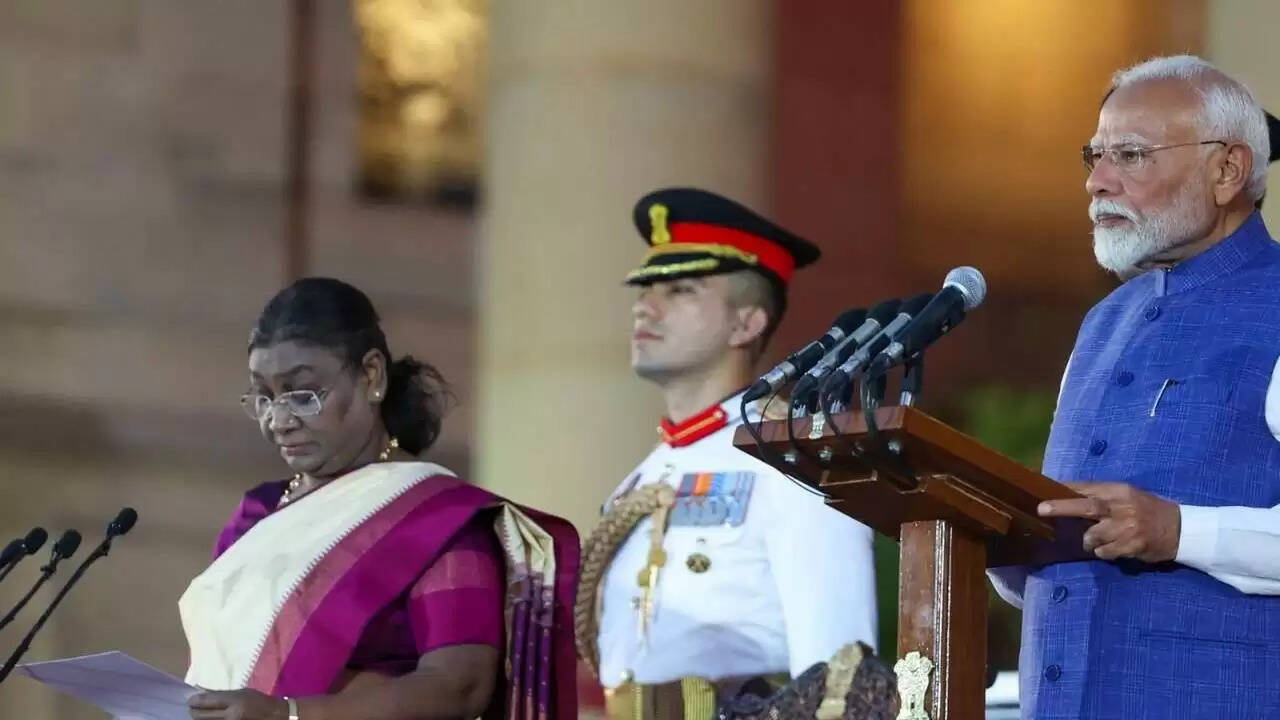 प्रधानमंत्री मोदी का 25 वर्षों का सफर: गुजरात से दिल्ली तक की प्रेरणादायक यात्रा