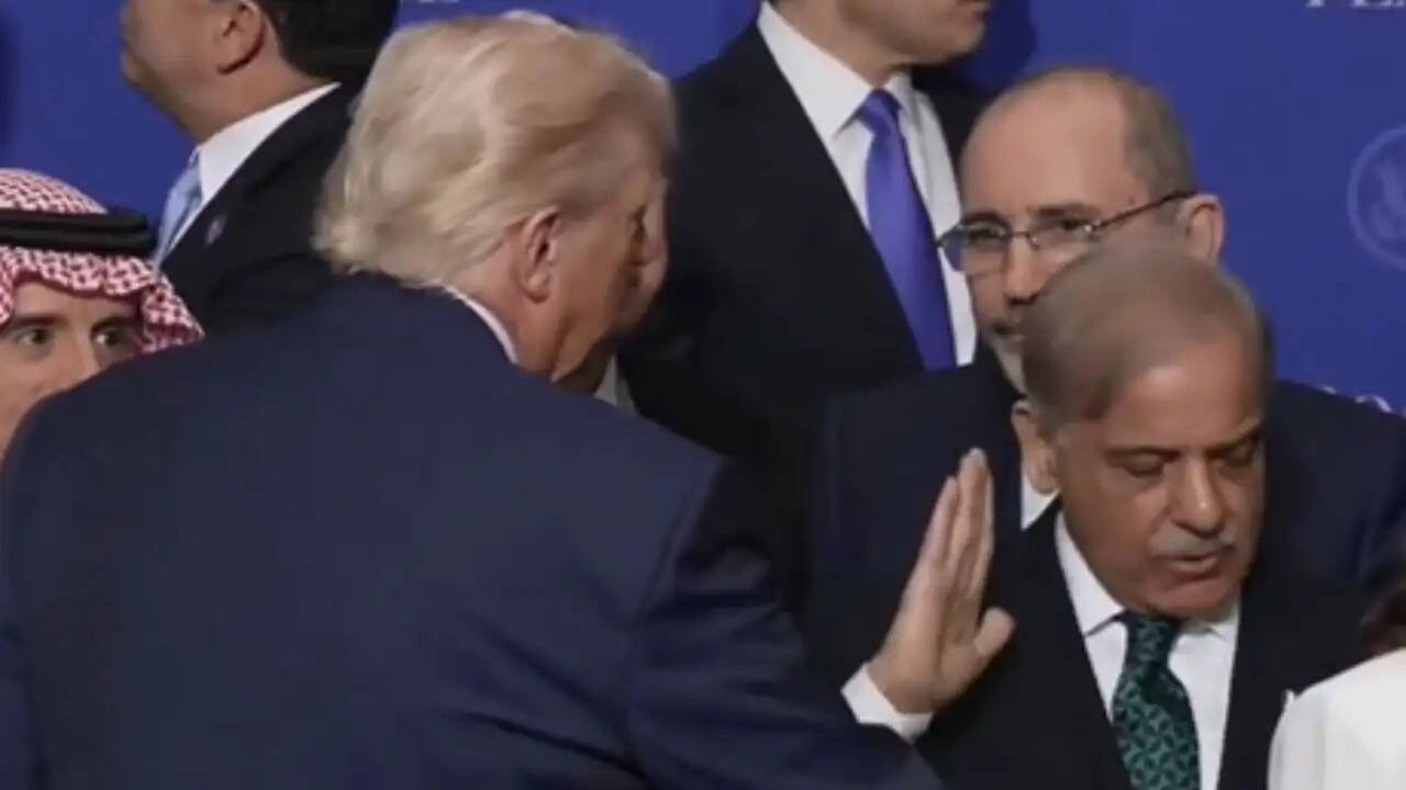 शहबाज शरीफ का ट्रंप के सामने सम्मान: सोशल मीडिया पर वायरल वीडियो