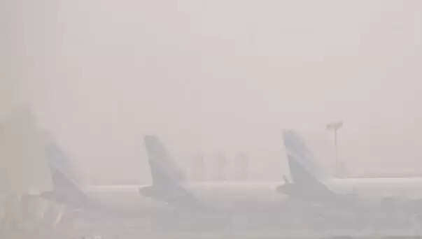 घने कोहरे के कारण हवाई यात्रा में बाधा: 22 उड़ानें रद्द