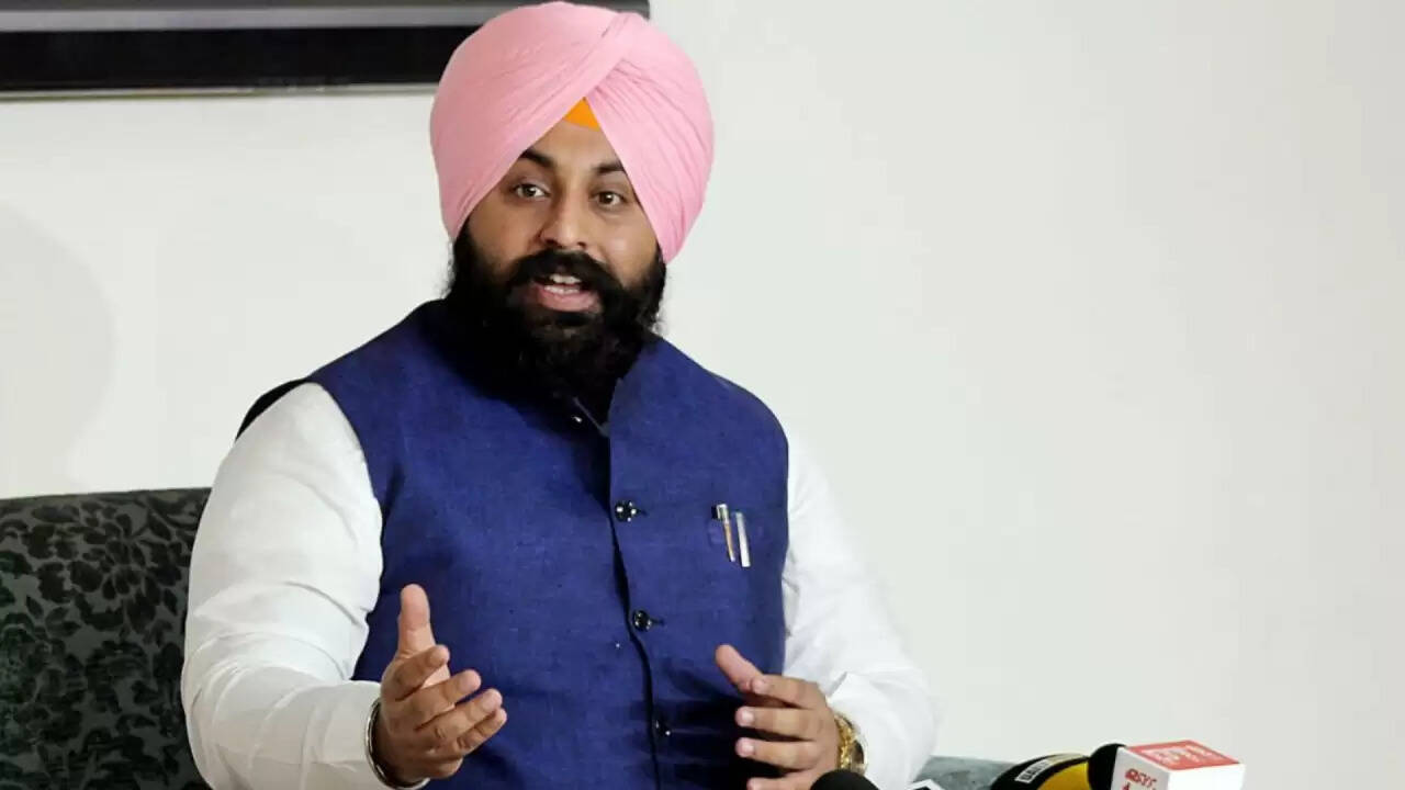 पंजाब के स्कूलों में MiG-21 विमानों का प्रदर्शन: तकनीकी शिक्षा को नई दिशा