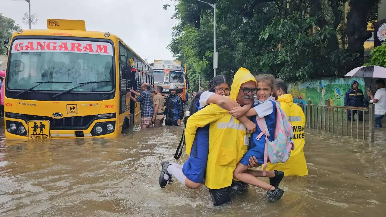 मुंबई में बारिश से जलभराव: पुलिस ने बच्चों को सुरक्षित निकाला