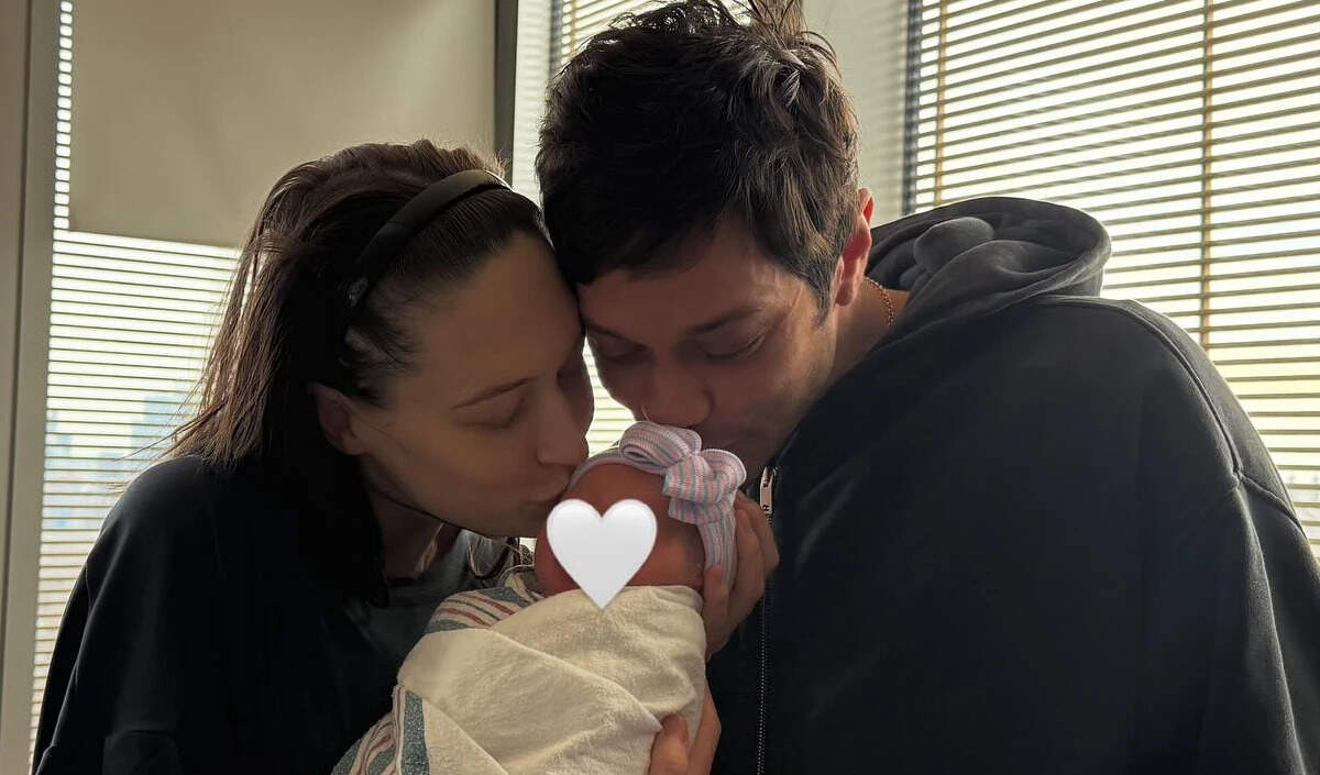 पीट डैविडसन और एल्सी हेविट बने माता-पिता, बेटी का नाम रखा स्कॉटी रोज