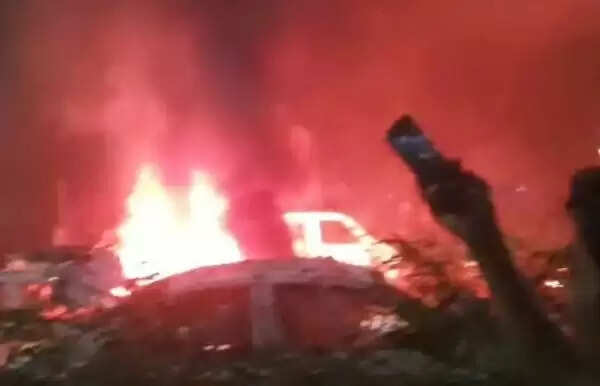 दिल्ली में लाल किला मेट्रो स्टेशन के पास कार में धमाका, आग लगने से अन्य वाहन प्रभावित