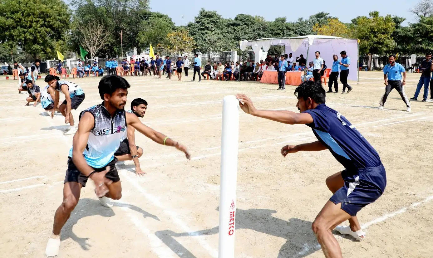 कानपुर में शारीरिक शिक्षा एवं क्रीड़ा विभाग,विश्वविद्यालय में नार्थ जोन अन्तरविश्वविद्यालयी खो-खो खेलते छात्रों का छायाचित्र