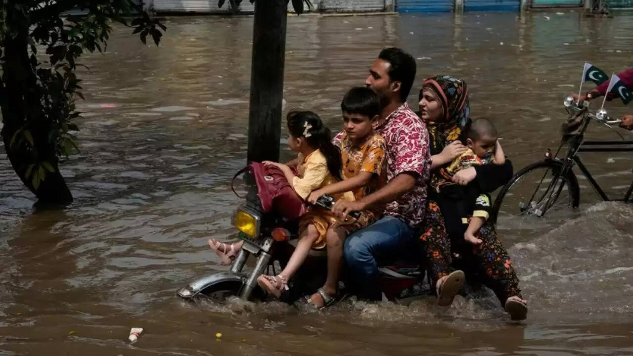 पाकिस्तान में भारी बारिश से भूस्खलन और बाढ़ का संकट, 194 लोगों की मौत