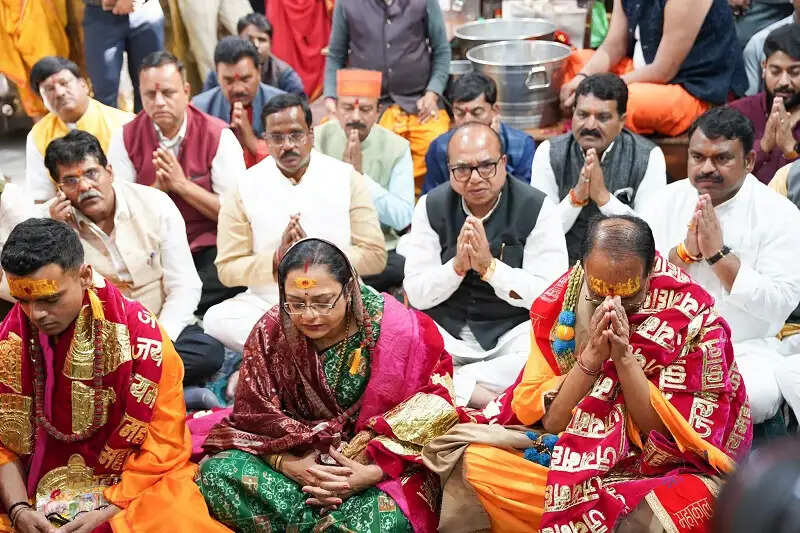 शिवराज सिंह चौहान ने भगवान महाकाल के किए दर्शन, बेटों की शादी का दिया निमंत्रण
