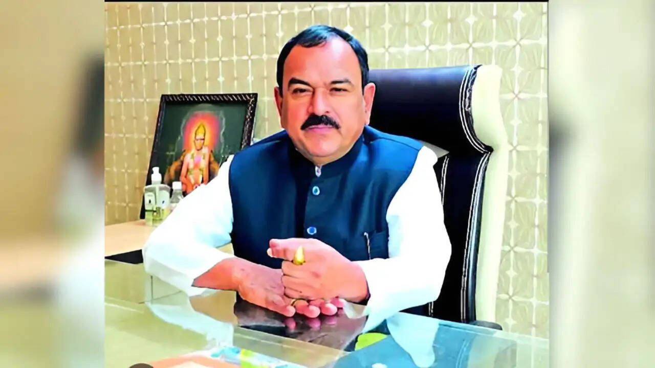 नासिक के गॉडमैन अशोक खरात पर गंभीर आरोप: महिलाओं का शोषण और ब्लैकमेलिंग का मामला