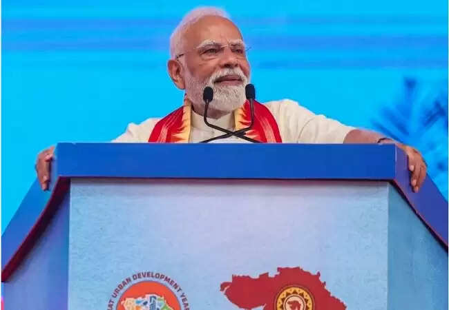 प्रधानमंत्री मोदी ने ई-विटारा को झंडी दिखाकर आत्मनिर्भरता की दिशा में एक नया कदम बढ़ाया