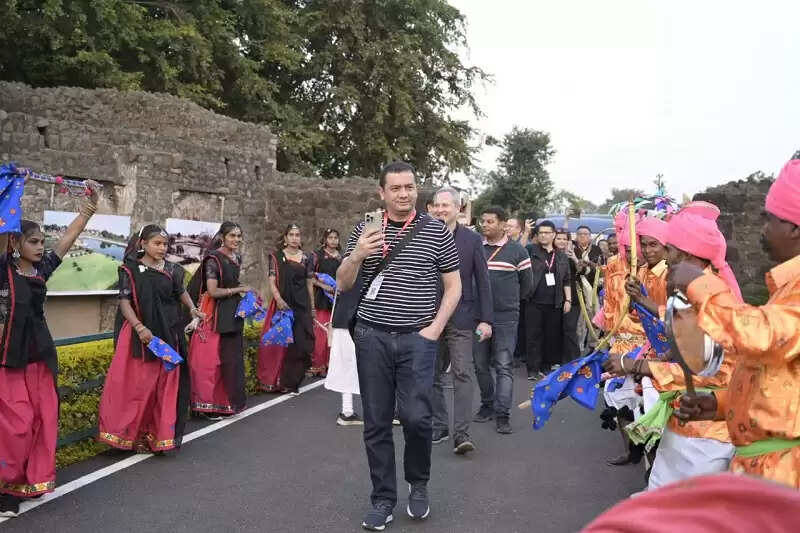 यूरेशियन समूह के प्रतिनिधि माण्डू पहुंचे, जहाज़ महल देख अभिभूत हुए विदेशी मेहमान