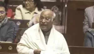 खड़गे का केंद्र सरकार पर तीखा हमला, गरीबों की स्थिति पर चिंता