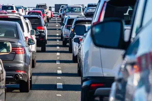 सड़क पर बिना बीमा के दौड़ रहे वाहनों की alarming स्थिति