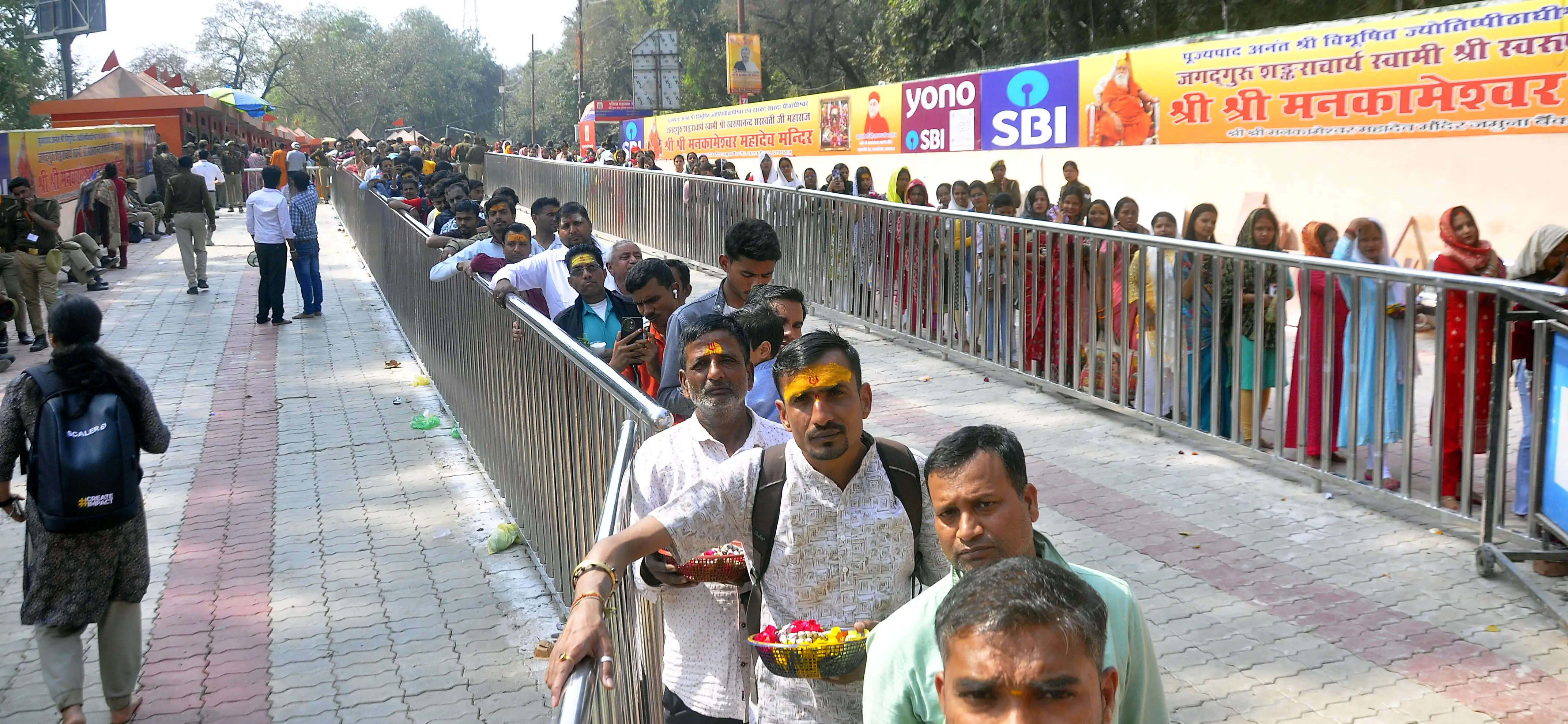 महाशिवरात्रि पर्व पर मानकामेश्वर मन्दिर में पूजा के लिए लगी श्रद्धालुओं की लम्बी कतार