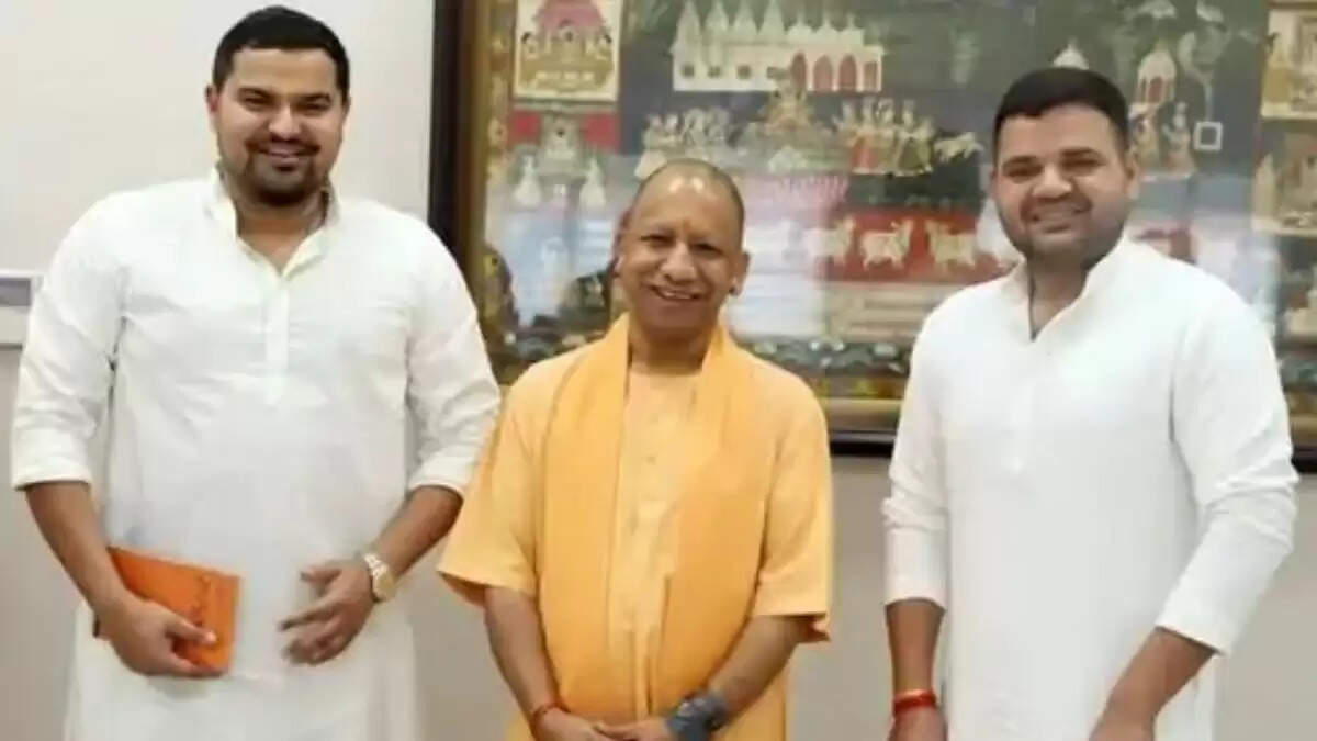 बृजभूषण शरण सिंह के बेटों की सीएम योगी से मुलाकात, मंत्रिमंडल में शामिल होने की अटकलें