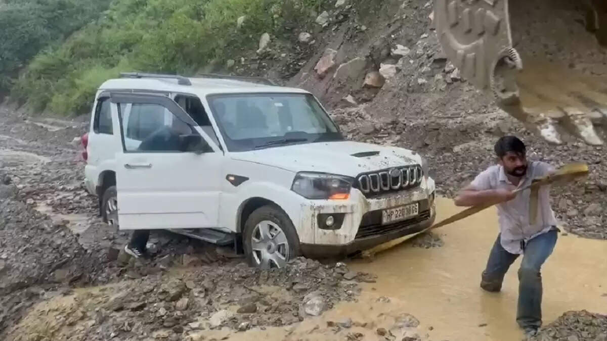 चंडीगढ़-मनाली हाईवे पर भूस्खलन से यातायात ठप, गाड़ियां पानी में डूबी