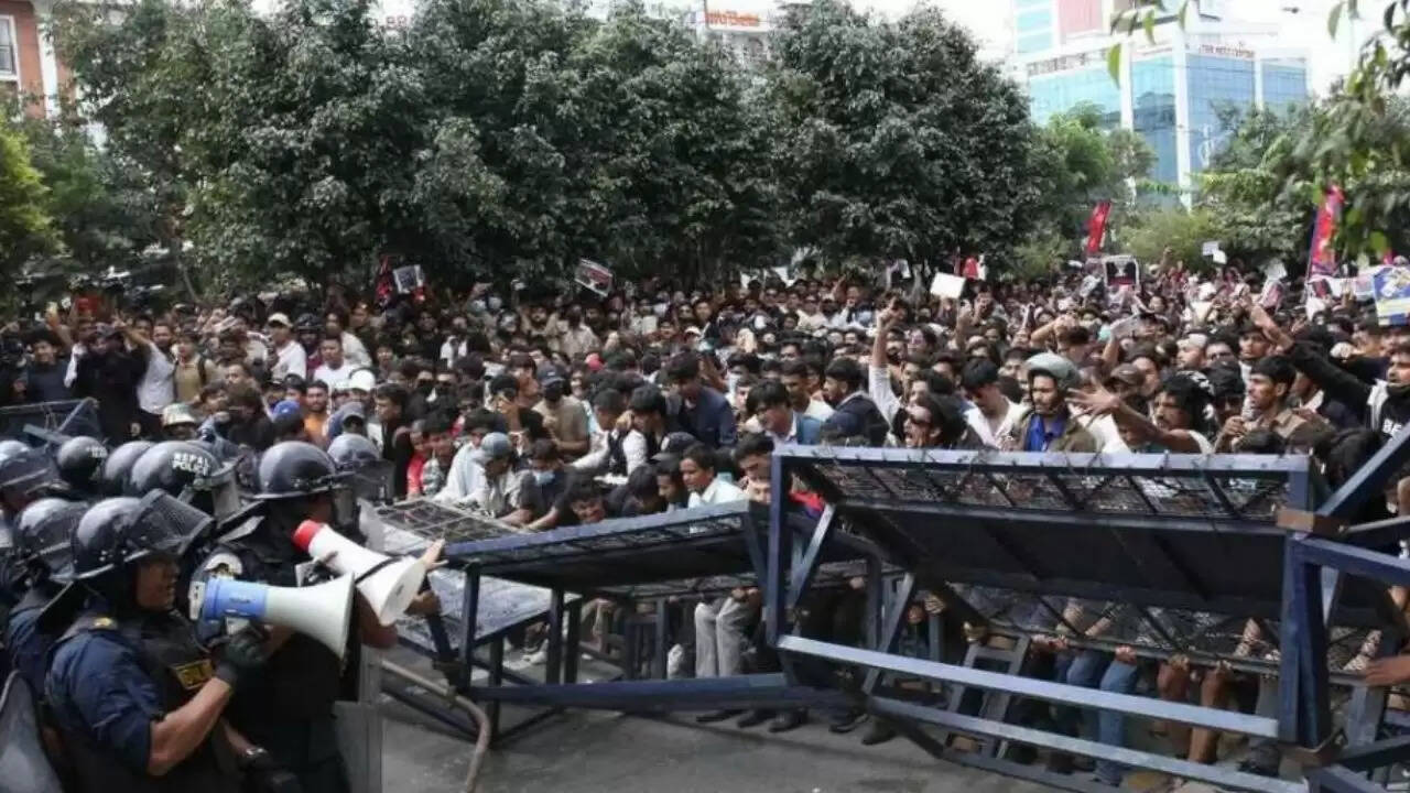 नेपाल में युवा प्रदर्शनकारियों का उग्र विरोध: क्या पीएम ओली का भविष्य खतरे में है?